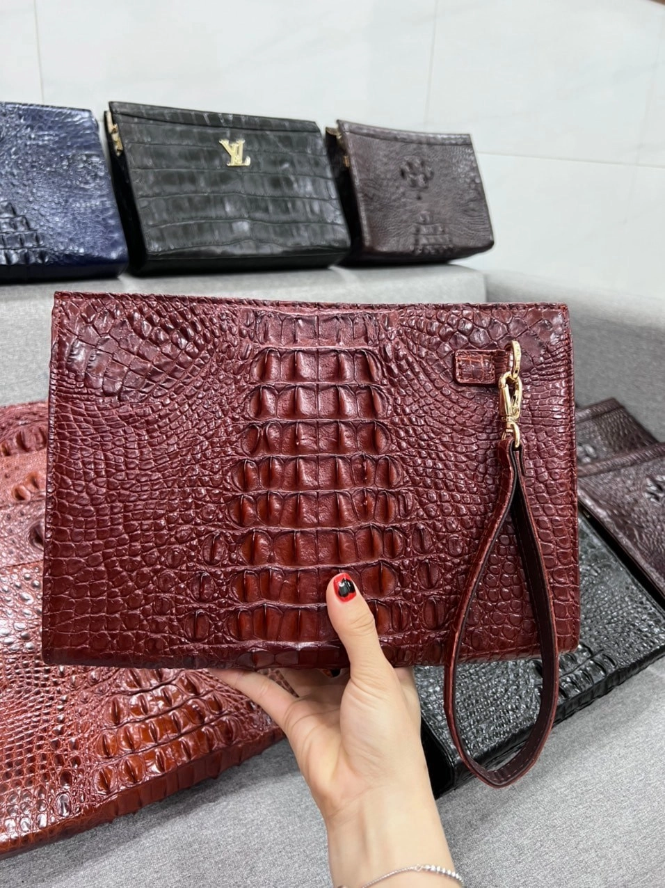 Clutch Da cá sấu – khoá số hông 28×20